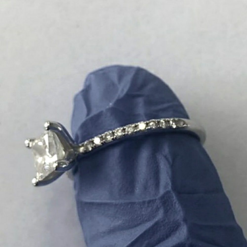 GIA 0.72 Carot Diamond Ring - Picture 9 of 15